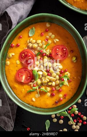 Hausgemachte Linsensuppe als gesunde und würzige Vorspeise. Gelbe Linsensuppe aus Gemüse. Stockfoto