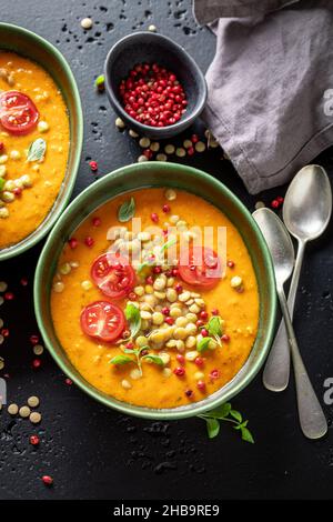 Köstliche Linsensuppe als gesunde und würzige Vorspeise. Gelbe Linsensuppe aus Gemüse. Stockfoto