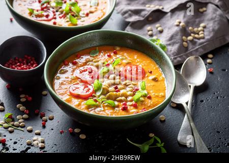 Hausgemachte Linsensuppe aus Hülsenfrüchten und Paprika. Gelbe Linsensuppe aus Gemüse. Stockfoto