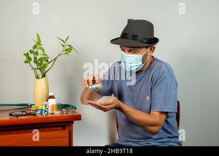 Älterer Mann mit Schulterschmerzen. Ein Mann mittleren Alters hat schreckliche Schmerzen. Hals- und Schulterschmerzen, die an Hals- und Schulterverletzungen leiden, Person mit Stockfoto