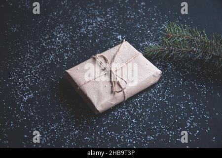 Geschenk- oder Geschenkschachtel und Schnee auf einem schwarzen Tisch. Flaches Design für Geburtstag, Muttertag, schwarzer freitag Verkauf Stockfoto
