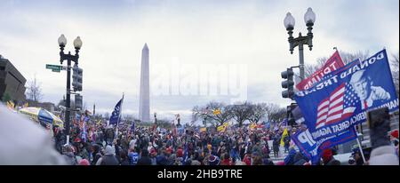 6th 2021. Januar: Trump-Anhänger marschieren nach der Teilnahme an der Rallye Save America zum US-Kapitol, zur gleichen Zeit, zu der der Aufstand des Kapitols beginnt. Washington DC USA Stockfoto