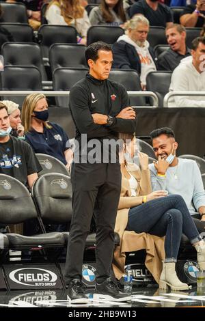 Orlando, Florida, USA, 17. Dezember 2021, Miami Heat Head Coach Erik Spoelstra im Amway Center. (Foto: Marty Jean-Louis) Quelle: Marty Jean-Louis/Alamy Live News Stockfoto