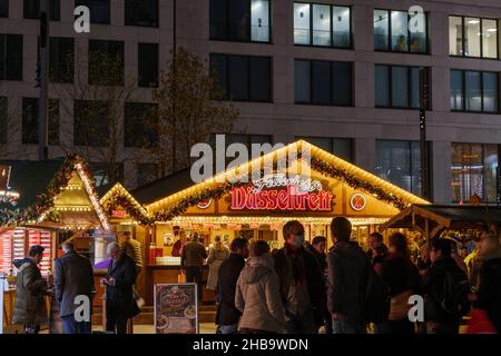 Nachtlandschaft des Weihnachtsmarktes, Weihnachtsmarkt am Gustaf-Gründgens-platz in Düsseldorf, Deutschland während der Epidemie COVID-19. Stockfoto