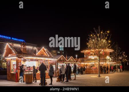 Nachtlandschaft des Weihnachtsmarktes, Weihnachtsmarkt am Gustaf-Gründgens-platz in Düsseldorf, Deutschland während der Epidemie COVID-19. Stockfoto