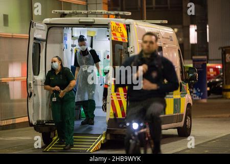 London, Großbritannien 16th Dec 2021 Krankenhauspersonal organisiert Ausrüstung außerhalb des Royal London Hospital im Osten Londons, da die Covid-Fälle gestern die höchsten täglichen Fälle seit Beginn der Pandemie waren. Foto: Marcin Nowak/Alamy Live News Stockfoto