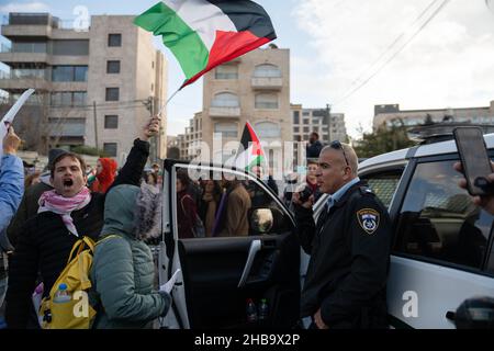 Scheich Jarrah, Jerusalem. 17th Dez 2021. Konfrontationen während der Solidaritätsproteste in Sheikh Jarrah. Angefangen beim Haus der Familie Salem - das am 29,12 vertrieben werden soll. Die Familie hält am Eingang ihres Hauses ein Protestfeuer ab, das von der Polizei während des Protestes abgestellt wurde. Zwei Stunden vor dem Protest hatte die Polizei Männer neben dem Familienfeuer von Salem verhaftet, während des Ereignisses wurde ein Polizist am Kopf verletzt und ein Fotojournalist von der Polizei am Kopf verletzt. Danach hatte sich der Protest bis in den östlichen Bereich des Nachbarschaftsviertels fortgesetzt Stockfoto