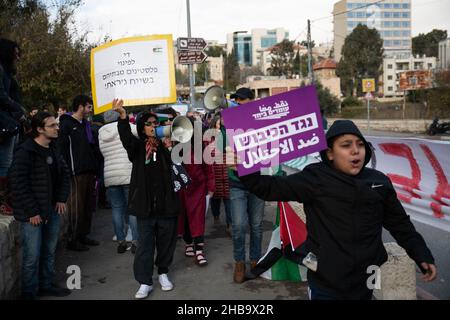 Scheich Jarrah, Jerusalem. 17th Dez 2021. Konfrontationen während der Solidaritätsproteste in Sheikh Jarrah. Angefangen beim Haus der Familie Salem - das am 29,12 vertrieben werden soll. Die Familie hält am Eingang ihres Hauses ein Protestfeuer ab, das von der Polizei während des Protestes abgestellt wurde. Zwei Stunden vor dem Protest hatte die Polizei Männer neben dem Familienfeuer von Salem verhaftet, während des Ereignisses wurde ein Polizist am Kopf verletzt und ein Fotojournalist von der Polizei am Kopf verletzt. Danach hatte sich der Protest bis in den östlichen Bereich des Nachbarschaftsviertels fortgesetzt Stockfoto