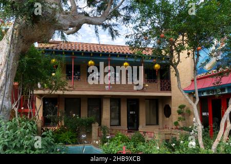 Los Angeles, USA - 11. August 2021: Chinesische Architektur und Hinterhof in Chinatown in Los Angeles. Garten in der Mitte der Gebäude Stockfoto