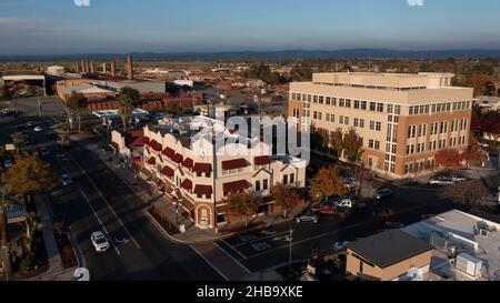 Blick auf den Sonnenuntergang über dem Stadtzentrum von Lincoln, Kalifornien, USA. Stockfoto