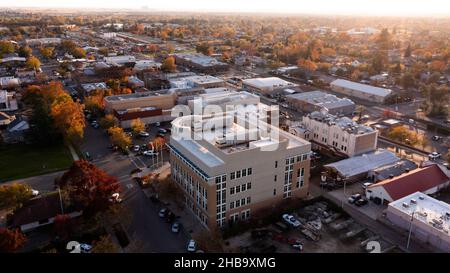 Blick auf den Sonnenuntergang über dem Stadtzentrum von Lincoln, Kalifornien, USA. Stockfoto