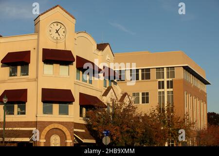 Blick auf den Sonnenuntergang über dem Stadtzentrum von Lincoln, Kalifornien, USA. Stockfoto