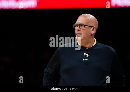 Charlotte, NC, USA. 17th Dez 2021. Wake Forest Demon Deacons Cheftrainer Steve Forbes beobachtet seine Verteidigung gegen die Charlotte 49ers während der ersten Hälfte des Hall of Fame Shootout Basketball Matchup im Spectrum Center in Charlotte, NC. (Scott Kinser/Cal Sport Media). Kredit: csm/Alamy Live Nachrichten Stockfoto