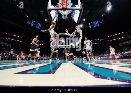 Charlotte, NC, USA. 17th Dez 2021. Der Wärter von Charlotte 49ers, Marvin Cannon (5), kehrt während der ersten Hälfte des Hall of Fame Shootout-Basketballmatchup im Spectrum Center in Charlotte, NC, ein Layup gegen die Wake Forest Demon Diakone um. (Scott Kinser/Cal Sport Media). Kredit: csm/Alamy Live Nachrichten Stockfoto