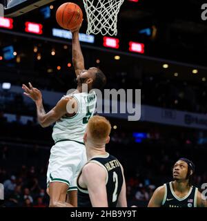 Charlotte, NC, USA. 17th Dez 2021. Der Wärter von Charlotte 49ers, Marvin Cannon (5), kehrt während der ersten Hälfte des Hall of Fame Shootout-Basketballmatchup im Spectrum Center in Charlotte, NC, ein Layup gegen die Wake Forest Demon Diakone um. (Scott Kinser/Cal Sport Media). Kredit: csm/Alamy Live Nachrichten Stockfoto