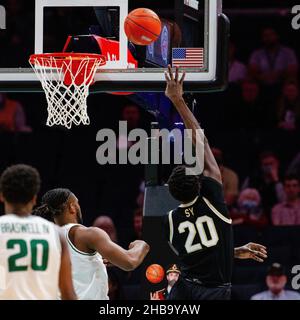 Charlotte, NC, USA. 17th Dez 2021. Wake Forest Demon Diakone leiten Khadim Sy (20) mit einem Layup gegen die Charlotte 49ers während der ersten Hälfte des Hall of Fame Shootout Basketball-Matchup im Spectrum Center in Charlotte, NC. (Scott Kinser/Cal Sport Media). Kredit: csm/Alamy Live Nachrichten Stockfoto