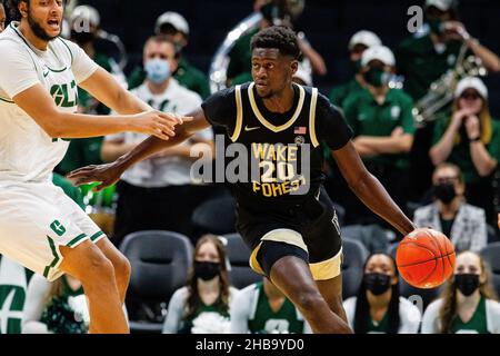 Charlotte, NC, USA. 17th Dez 2021. Wake Forest Demon Deacons Stürmer Khadim Sy (20) dribbelt den Ball gegen die Charlotte 49ers während der ersten Hälfte des Hall of Fame Shootout Basketball-Matchup im Spectrum Center in Charlotte, NC. (Scott Kinser/Cal Sport Media). Kredit: csm/Alamy Live Nachrichten Stockfoto