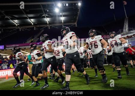 Orlando, Florida, USA, 15. Dezember 2021, NIU Huskies-Spieler betreten das Stadion während des jährlichen Tailgreeter Cure Bowl 7th im Exploria Stadium (Bildnachweis: Marty Jean-Louis) Kredit: Marty Jean-Louis/Alamy Live News Stockfoto