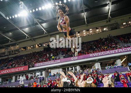 Orlando, Florida, USA, 15. Dezember 2021, Coastal Carolina Chanticleers Cheerleader während der 7th Annual Tailgreeter Cure Bowl im Exploria Stadium (Bildnachweis: Marty Jean-Louis) Kredit: Marty Jean-Louis/Alamy Live News Stockfoto