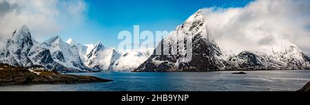 Schneebedeckte Berge in Norwegen. Stockfoto