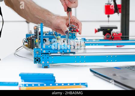 Montage der CNC-Laserschneidmaschine. Stockfoto