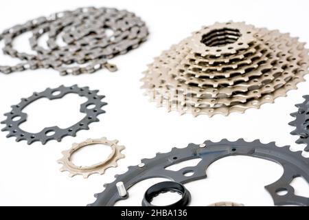 Zahnräder, Zahnräder und Kette eines Mountainbike auf weißem Hintergrund. Fahrradteile. Stockfoto