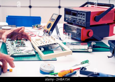 Reparatur von Computerteilen in einem Labor. Stockfoto