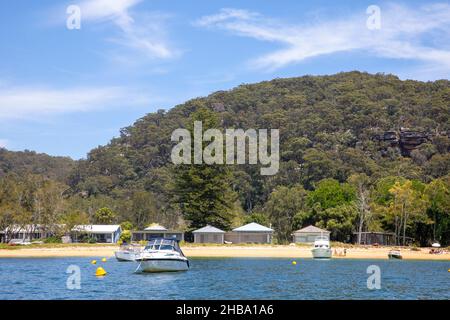 Großartiger Mackerel-Strand am Ufer von Pittwater im Ku-Ring-Gai Chase Nationalpark, einer kleinen Gemeinde in Sydney, die bei Bootsbesitzern und Seglern beliebt ist Stockfoto