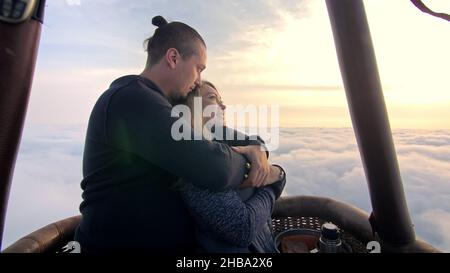 Abenteuer Liebe Paar auf Hot Air Balloon Wassermelone. Mann und Frau kuss Umarmung lieben einander. Brenner Regie Flamme in Hülle. Glückliche Menschen. Stockfoto