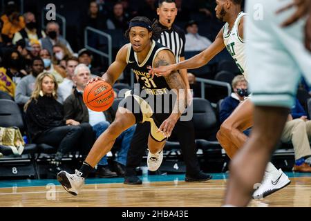 Charlotte, NC, USA. 17th Dez 2021. Wake Forest Demon Diacons Wake Forest, Wake Forest, Alondes Williams (31), fährt während der zweiten Hälfte des Hall of Fame Shootout-Basketballmatchup im Spectrum Center in Charlotte, NC, gegen die Charlotte 49ers in den Korb. (Scott Kinser/Cal Sport Media). Kredit: csm/Alamy Live Nachrichten Stockfoto