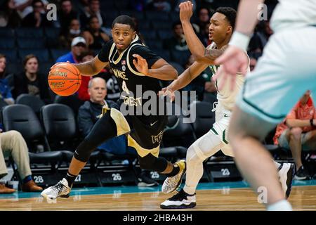 Charlotte, NC, USA. 17th Dez 2021. Wake Forest Daivien Williamson (4), die Wake Forest Dämonendiakone, fährt während der zweiten Hälfte des Hall of Fame Shootout-Basketballmatchup im Spectrum Center in Charlotte, NC, zum Korb gegen die Charlotte 49ers. (Scott Kinser/Cal Sport Media). Kredit: csm/Alamy Live Nachrichten Stockfoto