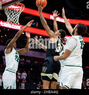 Charlotte, NC, USA. 17th Dez 2021. Wake Forest Demon Diacons Wake Forest, Wake Forest, Alondes Williams (31), durchläuft die Verteidigung von Charlotte 49ers während der zweiten Hälfte des Hall of Fame Shootout-Basketballmatchup im Spectrum Center in Charlotte, NC. (Scott Kinser/Cal Sport Media). Kredit: csm/Alamy Live Nachrichten Stockfoto