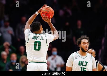 Charlotte, NC, USA. 17th Dez 2021. Charlotte 49ers Wächter Clyde Trapp (0) schießt eine drei gegen die Wake Forest Demon Diakone während der zweiten Hälfte des Hall of Fame Shootout Basketball Matchup im Spectrum Center in Charlotte, NC. (Scott Kinser/Cal Sport Media). Kredit: csm/Alamy Live Nachrichten Stockfoto