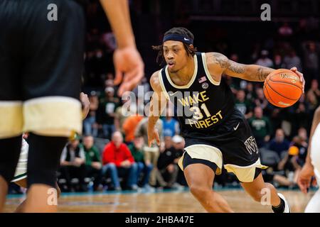 Charlotte, NC, USA. 17th Dez 2021. Wake Forest Demon Diacons Wake Forest, Wake Forest, Alondes Williams (31), fährt während der zweiten Hälfte des Hall of Fame Shootout-Basketballmatchup im Spectrum Center in Charlotte, NC, gegen die Charlotte 49ers in den Korb. (Scott Kinser/Cal Sport Media). Kredit: csm/Alamy Live Nachrichten Stockfoto