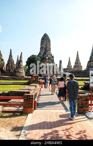 Ayutthaya, Thailand - December14,2021 : Touristen in Wat chaiwatthanaram, es ist einer von Ayutthayas bekanntesten Tempeln und eine große Touristenattraktion. Stockfoto
