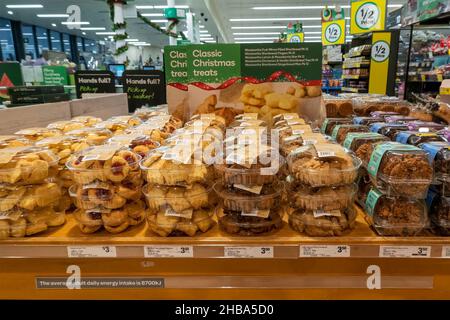 Mackay, Queensland, Australien - Dezember 2021: Kekse zum Verkauf in Supermarktregalen Stockfoto