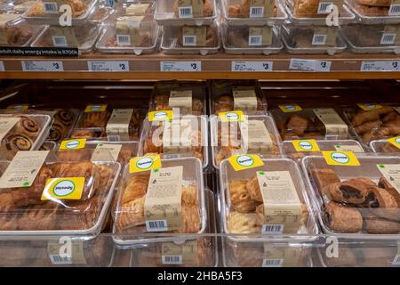Mackay, Queensland, Australien - Dezember 2021: Süße Backwaren zum Verkauf im Supermarkt Stockfoto