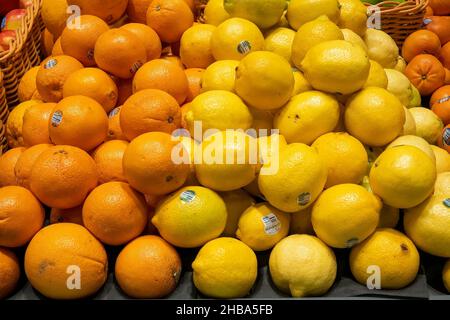 Mackay, Queensland, Australien - Dezember 2021: Orangen und Zitronen zum Verkauf im Supermarkt Stockfoto