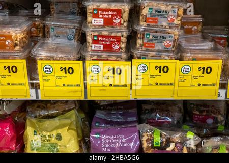 Mackay, Queensland, Australien - Dezember 2021: Nüsse zum Verkauf in Supermarktregalen Stockfoto