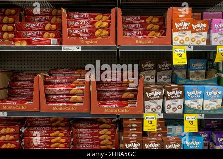 Mackay, Queensland, Australien - Dezember 2021: Süße Kekse zum Verkauf in Supermarktregalen Stockfoto