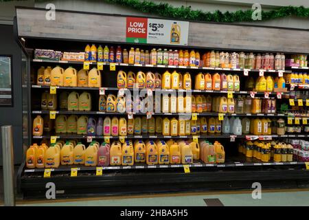 Mackay, Queensland, Australien - Dezember 2021: Säfte zum Verkauf in der Kühlabteilung des Supermarkts Stockfoto