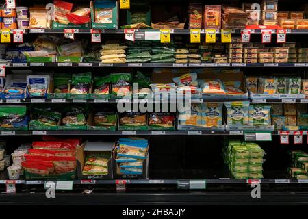 Mackay, Queensland, Australien - Dezember 2021: Abgepackte Käsesorten zum Verkauf in gekühlten Supermarktregalen Stockfoto