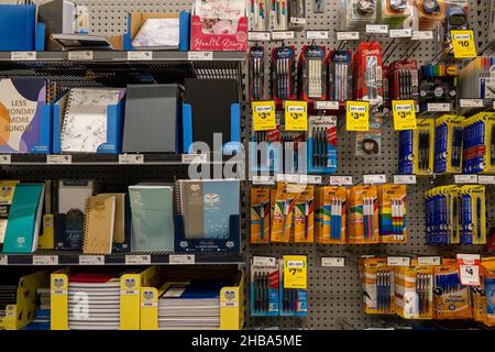 Mackay, Queensland, Australien - Dezember 2021: Schreibwaren zum Verkauf im Supermarkt Stockfoto