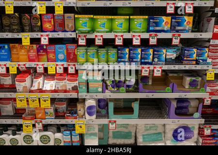 Mackay, Queensland, Australien - Dezember 2021: Drogerieartikel zum Verkauf in Supermarktregalen Stockfoto