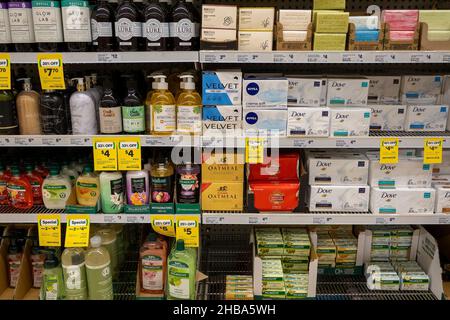 Mackay, Queensland, Australien - Dezember 2021: Seifen zum Verkauf in Supermarktregalen Stockfoto