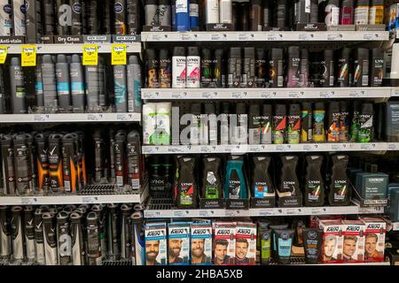 Mackay, Queensland, Australien - Dezember 2021: Deodorant-Produkte für Männer zum Verkauf in Supermarktregalen Stockfoto