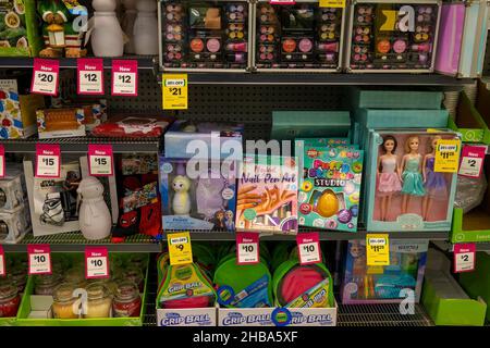 Mackay, Queensland, Australien - Dezember 2021: Geschenke für Kinder zum Verkauf in Supermarktregalen Stockfoto