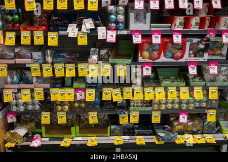 Mackay, Queensland, Australien - Dezember 2021: Weihnachtsdekorationen zum Verkauf in Supermarktregalen Stockfoto