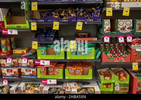 Mackay, Queensland, Australien - Dezember 2021: Schokolade und Süßigkeiten zum Verkauf in Supermarktregalen Stockfoto