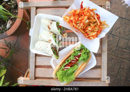 Hot Dog, Pommes frites und Kebab- oder Rinderpackungen Stockfoto